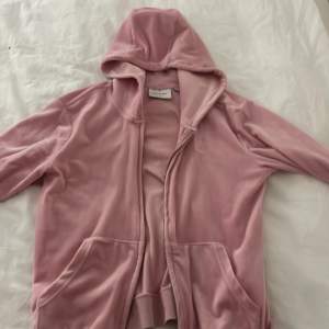 En rosa juicy hoodie med dragkedja. Köptes i vintras men har inte använt så mycket. Köptes för ca 900-1000