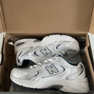 New balance - Hej! Hjälper syrran sälja sina New balance skor som tyvärr inte passa, skick 10/10, kom dm vid fler frågor💚