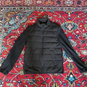 Cardigan jacka - Snygg cardigan från Zara i riktigt bra skick. Säljer den därför att jag har vuxit ur den. 