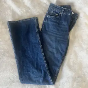 INTRESSEKOLL på mina bootcut jeans från Hm. Jeansen är superfina, dock är dom någon korta på mig som är 173. Om fler bilder önskas är det bara att skriva😍