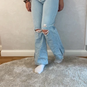 Wide jeans - Ljusa jeans från h&m i storlek 158. Bra skick. Säljes då dem blivit för små. Passar mig i längden(jag är 160cm).