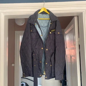 Barbour quiltad jacka  - Quiltad jacka från barbour. Fint använt skick. Blågrå färg och ljusare blå på insidan.