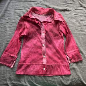 Jättesöt rosa mesh skjorta med trekvarts ärmar. Har lite fläckar mellan några knappar men det går säkert att tvätta bort. Har en slits vid ärmarna💞 