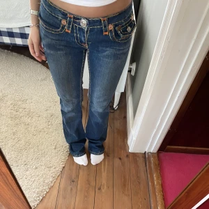 Blå True Religion Jeans - Jeansen har en liten fläck vid knät som knappt syns och en av knappen på ena bakfickan är borta. Jag är ca 1,65 och de är lite långa i benen för mig