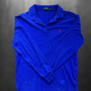 Ralhp lauren piké långärmad  - En riktigt snygg långärmad piké från Ralph lauren. Fint skick. Storlek S men passar Xs. Modellen på bilden är 169 cm.  Skriv vid frågor eller funderingar🙌