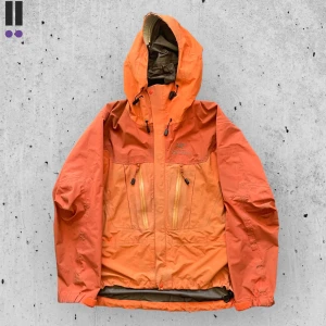 Arc’teryx jacka - En väl använd arc’teryx Alpha SV goretex mens jacket i en rare tabasco colorway! Liknande går för 500$ på grailed. Flasws pga väldigt använd, skriv DM för fler bilder.