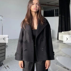 Designbysi Gina coat  - Säljer en helt ny o oanvänd kappa med prislapp kvar från designbysi i storlek XS/S