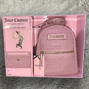 Juicy Couture  - Helt oanvänt gift set med korthållare och ryggsäck.  Fick den förra julen men kände att det inte var min stil😌  Möts helst upp. 💕