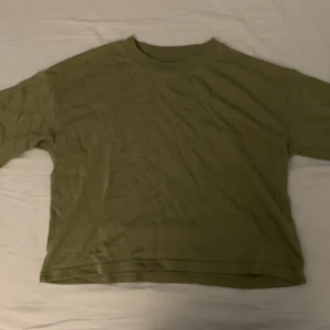 Grön crop top  - Grön crop top Fyi: Sitter inte så tajt