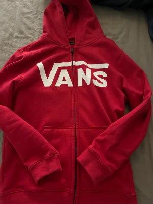 Röd Vans hoddie - Jättebra skick för knappt använd 👏🏻