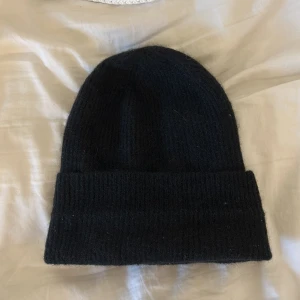 Svart vinter mössa  - Jätte fin skön mössa ifrån  ”samsoe samsoe”. Passar perfekt till vintern.