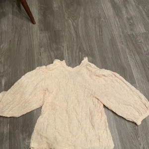 Oanvänd tröja  - Oanvänd tröja från Lindex som är peach färgad med trekvartsärm. Lappen kvar, storlek M