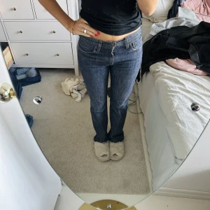 Levis jeans - Säljer dessa vintage levis jeans, oklart med storlek men jag brukar ha 36 eller 38 och är 168 cm lång. 