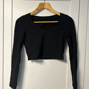 Svart crop topp - Svart långärmad croptopp