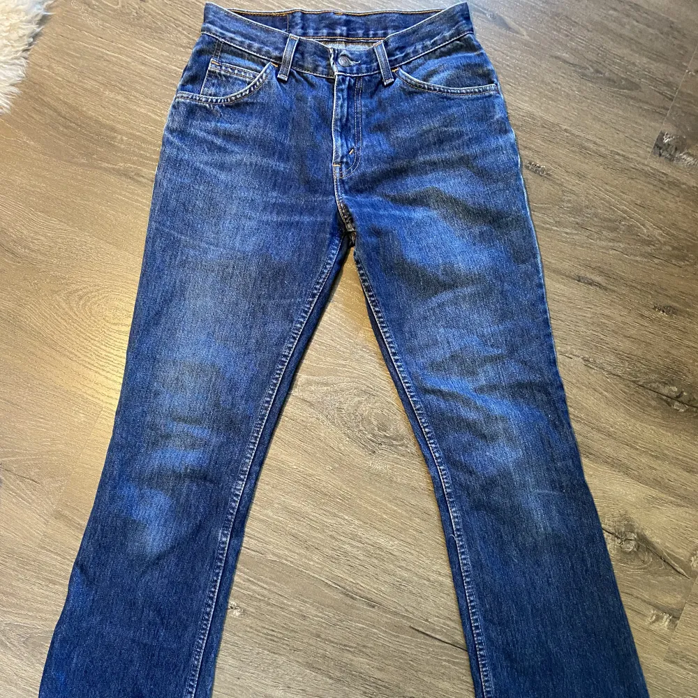 Supersnygga och sköna Levis jeans!💗 De är lågmidjade med lite bootcut och i superbra skick! Strl 28/32 men är små i storleken, höftmått tvärsöver: 34cm, innerbenslängd: 77 eller 78cm💗. Jeans & Byxor.