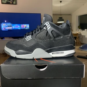 Jordan 4 - Jag säljer nu mina Jordan 4 black canvas i storlek 43. Jag köpte dem i maj och dem är knappt använda