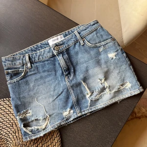 Jeanskjol low waist - Jeanskjol från Mango, storlek 38 men passar mig som vanligtvis har 36/S.🌟