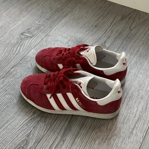 Adidas Gazelle - Supersnygga Adidas Gazelle i storlek 38. Bra skick men tecken på lite användning. 