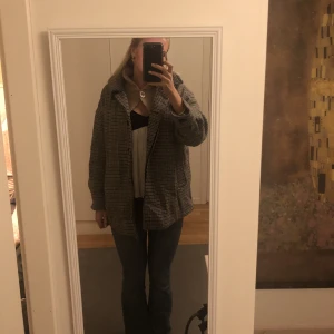 Rutig kappa!  - Så snygg kappa ser lite ut som den från Arket, jag köpte den på Weekday på herravdelningen i storlek xs men motsvarar S/M i damstorlek. Den ser lite skrynklig ut men de är för jag haft den i garderoben länge, de går att fixa!