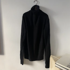 Stickad ulltröja svart polo - Säljes! 100% ull. 