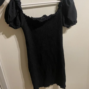 Tajt svart klänning!  - En super fin tajt svart klänning från Gina! Tveka inte att skriva för fler frågor! 