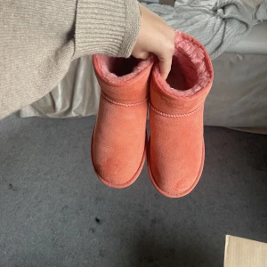 Korall uggs - Uggs i en superfin korall färg. Lite vattenskadade som man kan se på bilderna annars superskick. Frakt tillkommer💗