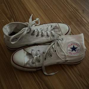 Säljer mina vita och marinblå converse skor! Sparsamt använda💕 tyvärr har lite av converse märket på dem vita skorna blivit lite konstigt (se bild) vet ej vrf men det är inget som syns jätteväl och jag själv störde mig inte på det🥰 köpare står för frakt💕