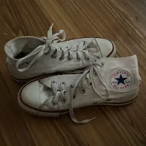 Säljer mina vita och marinblå converse skor! Sparsamt använda💕 tyvärr har lite av converse märket på dem vita skorna blivit lite konstigt (se bild) vet ej vrf men det är inget som syns jätteväl och jag själv störde mig inte på det🥰 köpare står för frakt💕