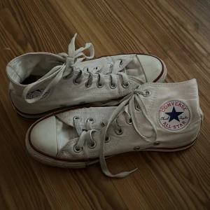 Converse skor! - Säljer mina vita och marinblå converse skor! Sparsamt använda💕 tyvärr har lite av converse märket på dem vita skorna blivit lite konstigt (se bild) vet ej vrf men det är inget som syns jätteväl och jag själv störde mig inte på det🥰 köpare står för frakt💕
