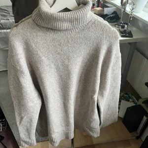 Polo stickad tröja  - Aldrig använd! Lite längre modell om de inte synd på bild!✨