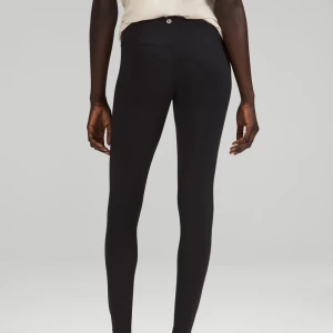 Lululemon Align - Lululemon Align tights i längd 28 (full längd). Knappt använda så de är i toppskick! 💕  Storlek 38, väldigt stretchiga så är ungefär som 38-40. 