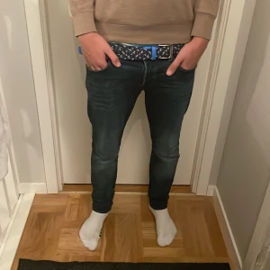Jack and Jones jeans - Tjena säljer nu mina helt oanvända jeans ifrån Jack and Jones. Byxorna är i modellen slim fit!