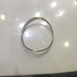 Armband  - Bra skick. Andvänds inte inte äkta guld men fin på😊