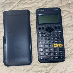 Miniräknare  - Säljer min miniräknare som passar perfekt till gymnasiet!💓