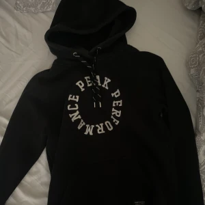 Peak hoodie - Peak performance hoodie. Strl M kvinna. Använd men fint skick.  Frakt tillkommer på 59kr.