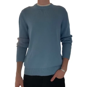 Stickad tröja ljusblå - Snygg ljusblå stickad tröja i storlek Medium. Inga fläckar eller defekter, skick 9/10. Buda eller köp direkt för 250kr‼️