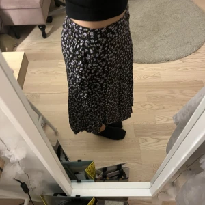 Blommig kjol - En jätte fin blommig kjol till sommaren🥰 skriv för fler bilder❤️ Säljer för 49 kr men kan tänka mig att sänka så skriv prisförslag❤️