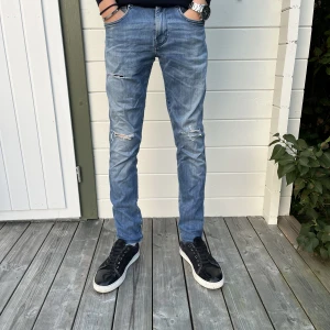Replay anbass jeans - Tja, nu säljer jag mina snygga replay anbass jeans. Skicket på jeansen är 8/10. Nypriset på dessa ligger på 1800. Modellen på bilden är cirka 177. Storleken på jeansen är W29 L32. Om du har någon fråga får du gärna höra av dig/ mvh Hugo😁