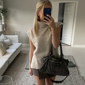 Stickad kortärmad  - Helt oanvänd i jätte bra material! Nypris 600💓