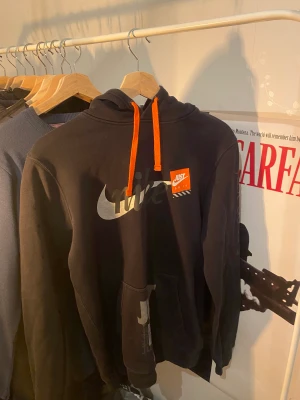 Nike jdi hoodie - Nike just do it hoodie som inte säljs längre perfekt vid tränings tillfällen nu under hösten/vintern