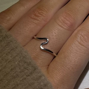 Våg ring silver  - ⭐️Säljer mycket smycken nu då jag har för mycket och rensar, så bara att skriva vid frågor eller behov av fler bilder🤍✨🌟Paketpris vid köp av flera smycken/plagg.