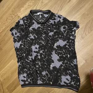 Mönster tröja  - T-shirt som inte kommer till användning längre🤍superfin verkligen!