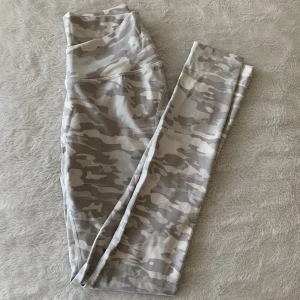 Surface power legging  - Nyskick, väldig fin och v-ringad 