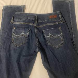 Säljer mina lågmidjade bootcut ltb jeans. Skriv privat för fler bilder på dem. Köparen står för frakten💕