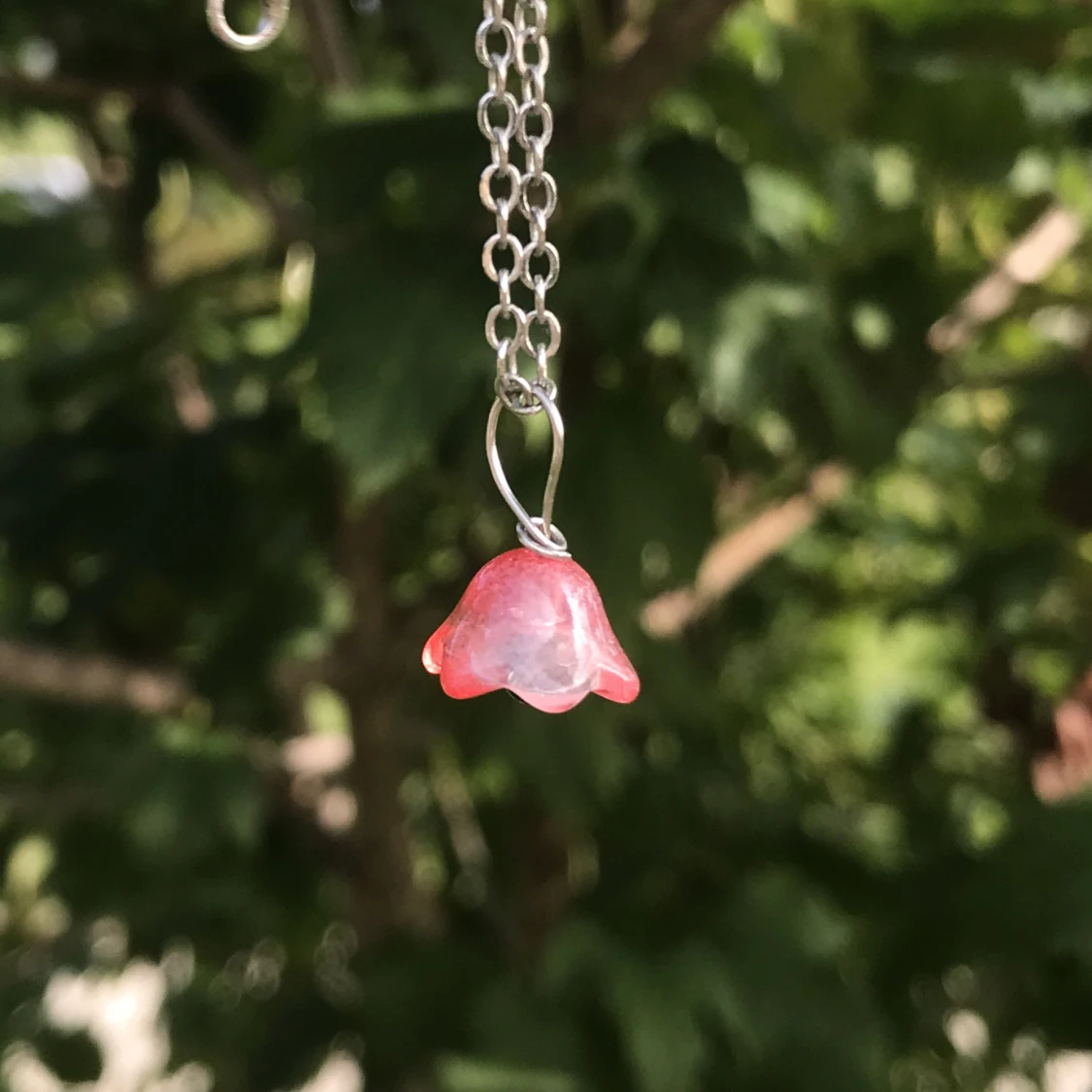 Röd blomma halsbandshänge  - 90