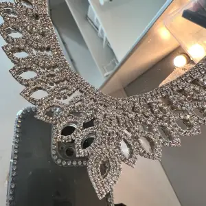 Super fint halsband som glittrar av silver och ”diamanter”. Använd endast en gång, på min födelsedag. Ny pris 300💕