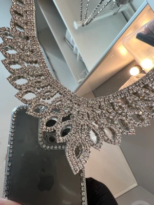 Halsband - Super fint halsband som glittrar av silver och ”diamanter”. Använd endast en gång, på min födelsedag. Ny pris 300💕