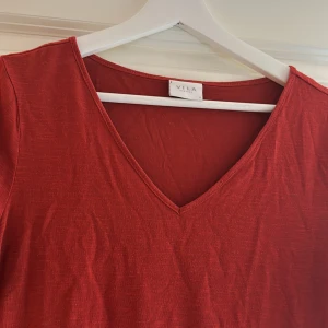 Tshirt - T-shirt från Vila, något nopprig annars fin.