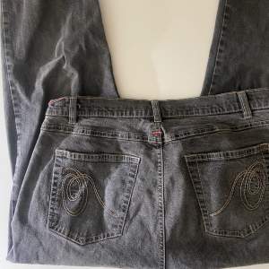Snygga vintage jeans, lite ”baggy” modell. Fint skick. Frakt tillkommer!!