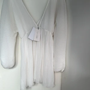 Vit klänning  - Vit oanvänd klänning från NA-KD 